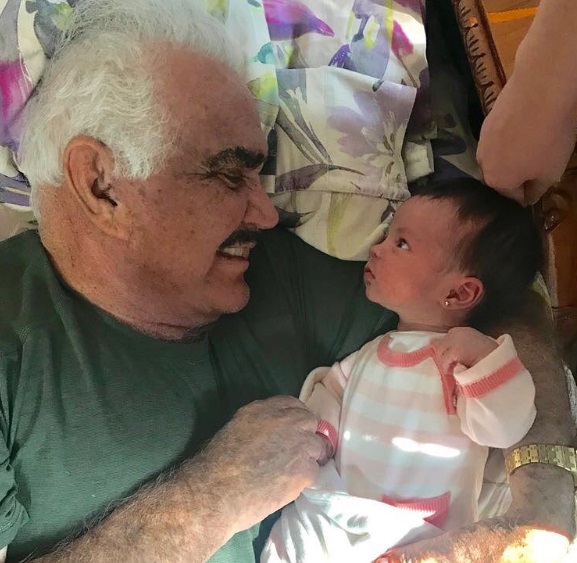 Vicente Fernández publicó tierna foto de su primera bisnieta