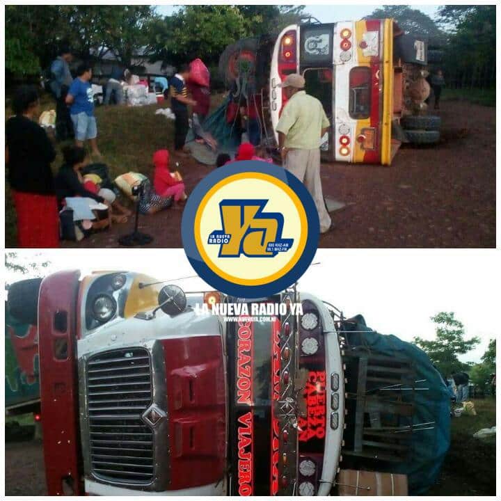 El autobús se volcó por el exceso de carga