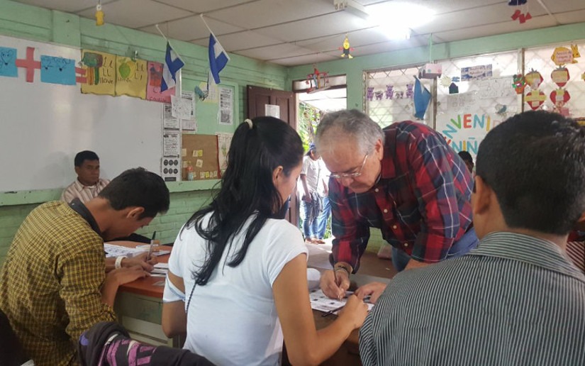 Gustavo Porras, Presidente de la Asamblea Nacional, ejerce su derecho al voto