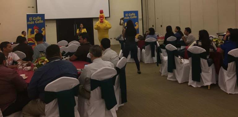 Gallo Más Gallo realiza convivio navideño con periodistas