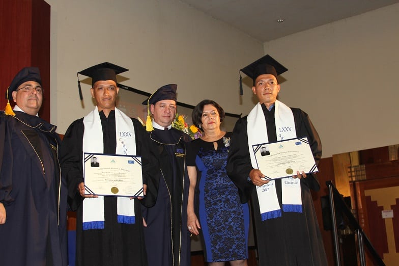 Hermanos Graduados en la UNI