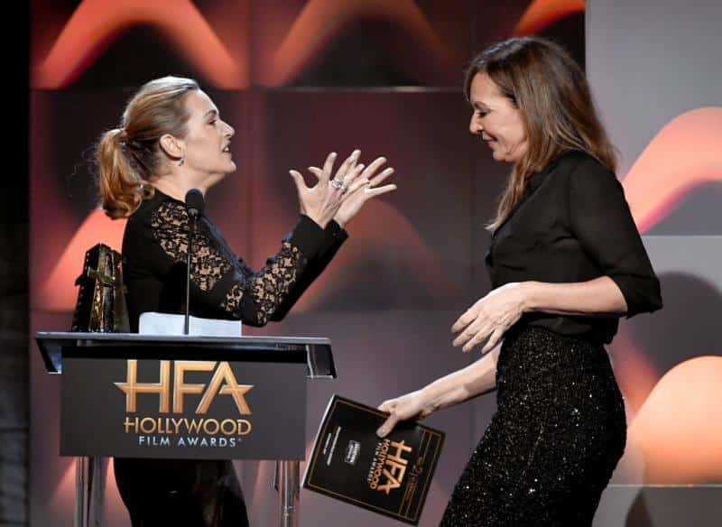 Kate Winslet y Allison Janney sobre el escenario