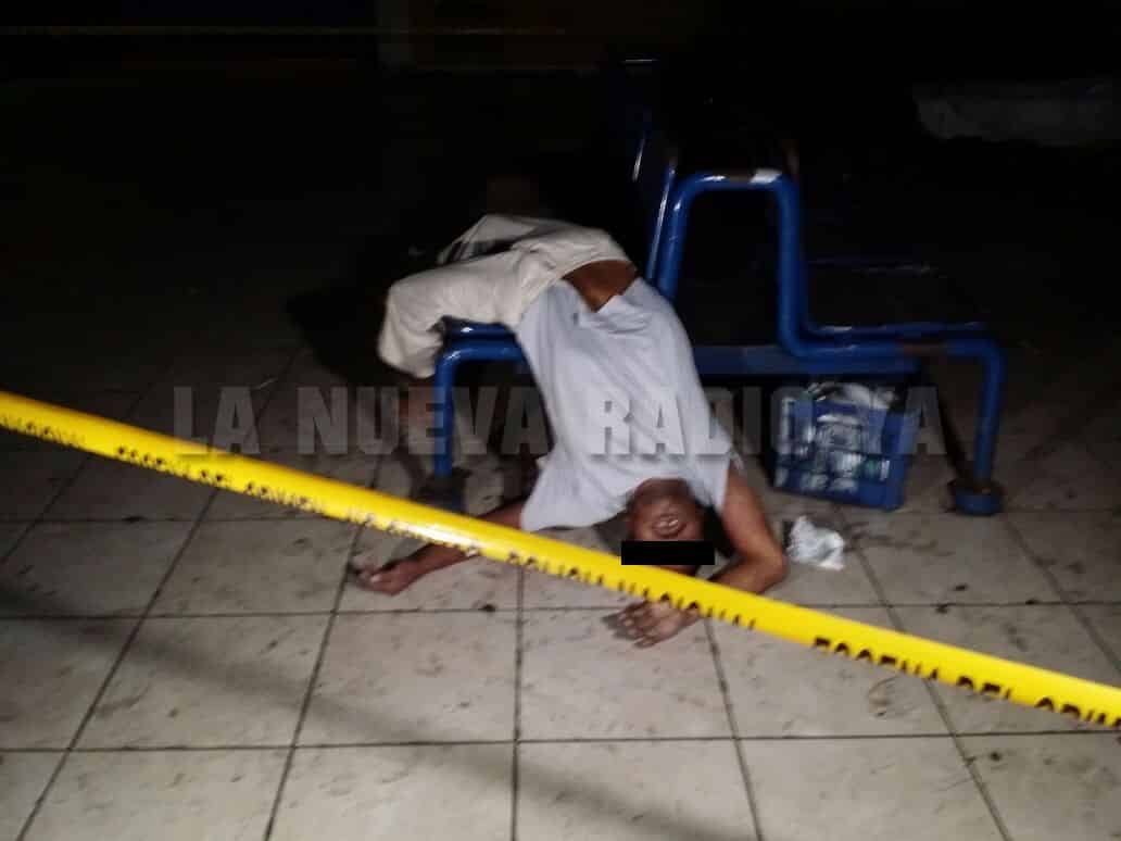 El hombre  falleció la madrugada de este miércoles mientras descansaba en una banca 