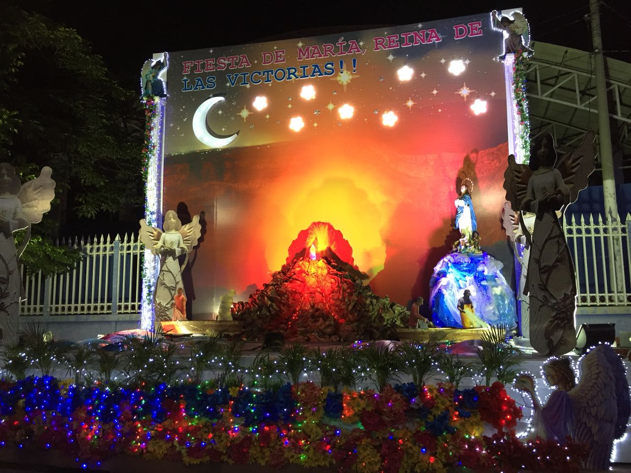 Altar a la Virgen María en la Avenida Bolívar, Managua