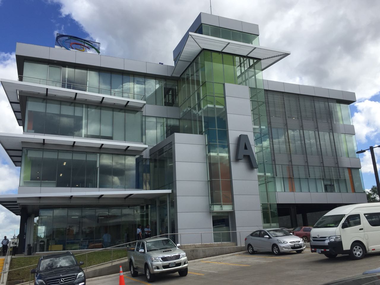 El edificio está ubicado en carretera Masaya en el edificio AEW