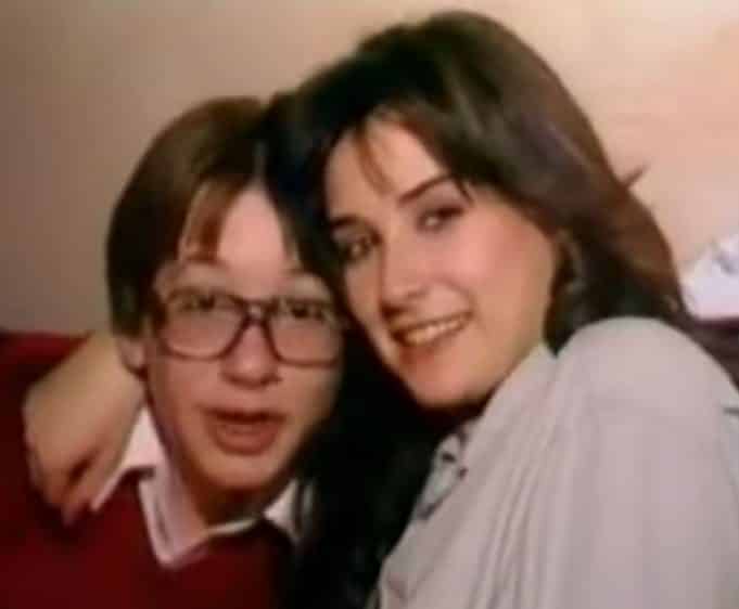 Demi Moore Besa Apasionadamente A Un Niño -