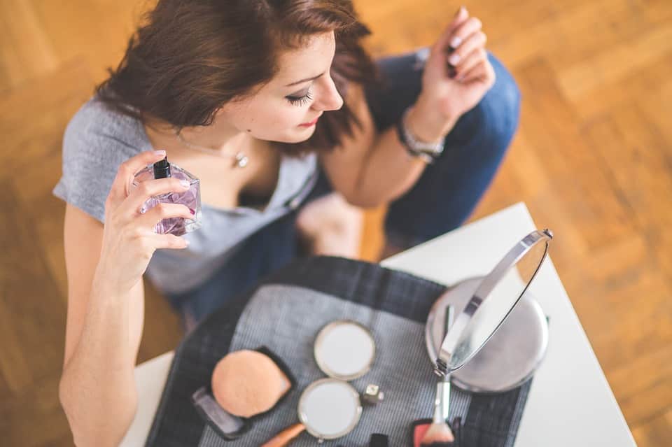 Una mujer jamás debe salir de casa sin perfume