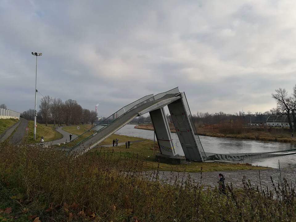 Un puente peatonal colapsó en Praga