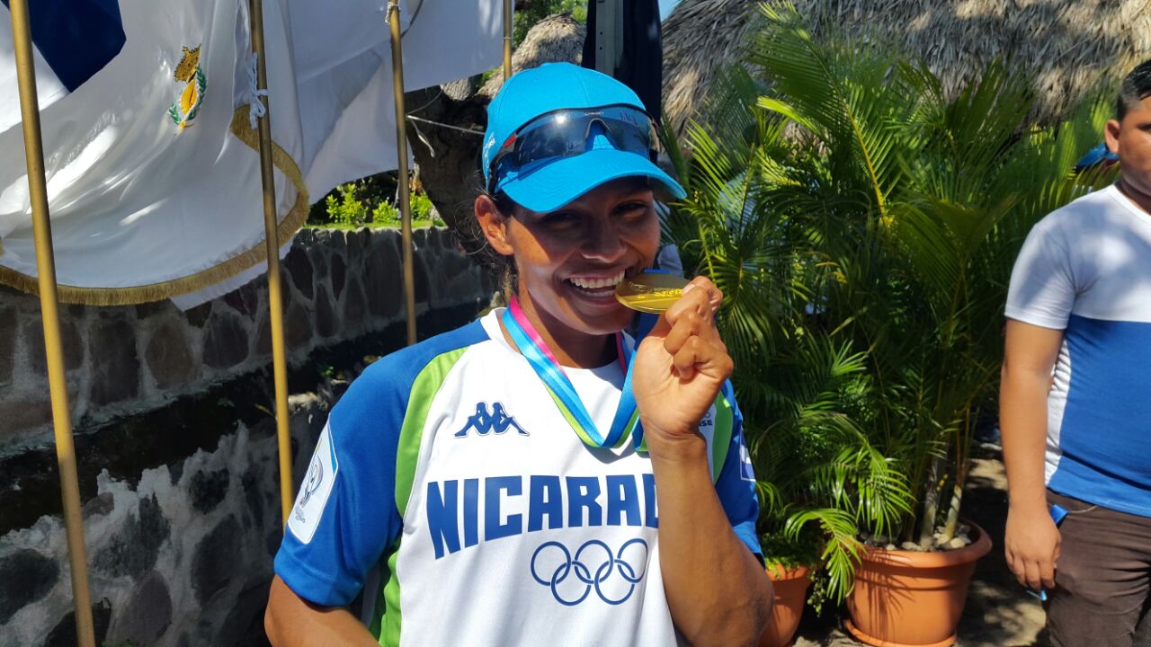 Ana Vanegas luce su medalla de oro, la primera de Nicaragua