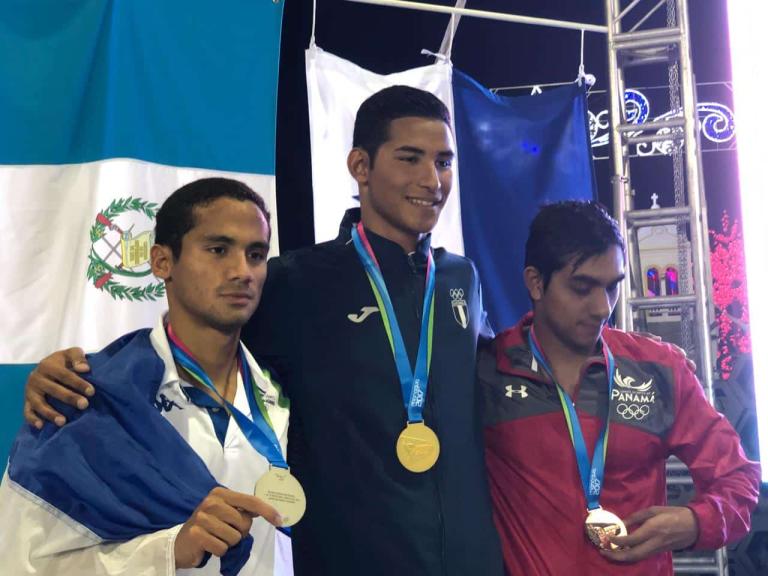 Mena y Barberena, medallistas en natación