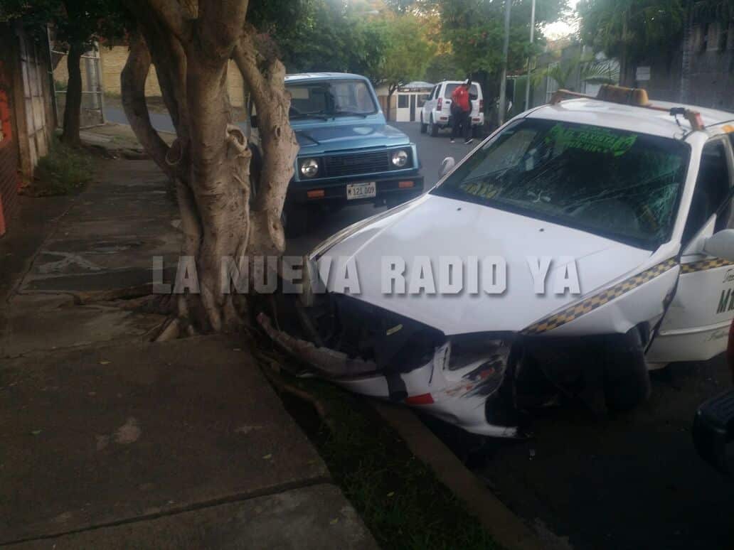 El taxista quedó prensado en la carrocería del vehículo