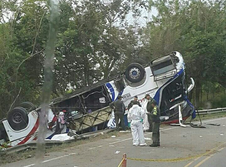 Autobús se volcó en Colombia