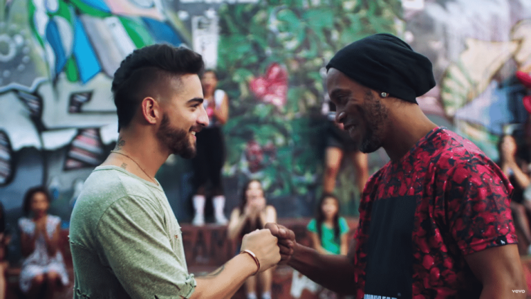 Maluma en videoclip junto a Ronaldinho