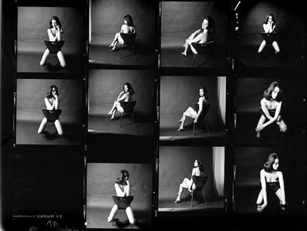 Christine Keeler, en una reconocida producción fotográfica que la inmortalizó, en 1963, poco antes de que estallara el escándalo