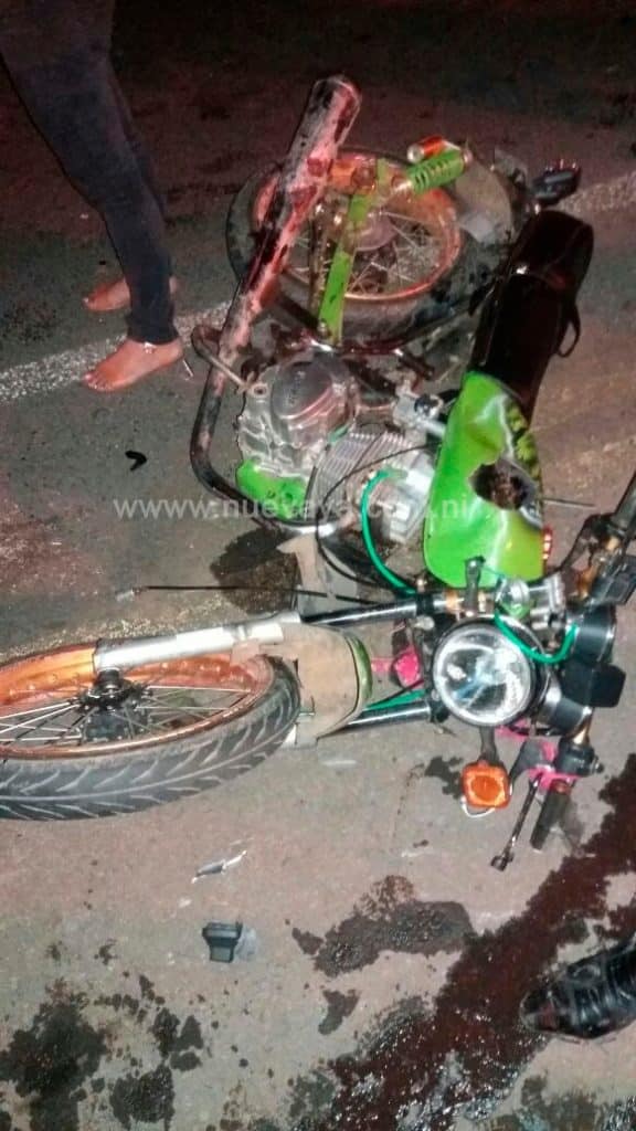 Así quedo la moto que conducía el joven