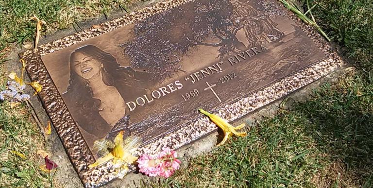 Roban tumba de Jenni Rivera