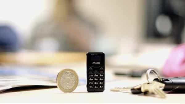 El teléfono mide 46,7 mm de alto, 21 mm de largo y 12 mm de ancho