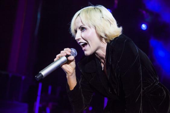 Dolores O’Riordan durante una presentación anoche en el Hammersmith Apollo