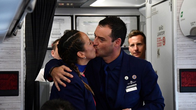 Los novios casados por el Papa Francisco en un avión