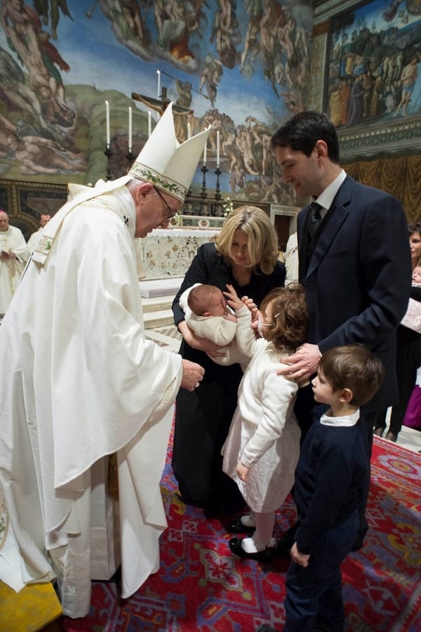 El Papa Francisco realizó hoy bautizos en la Capilla Sixtina