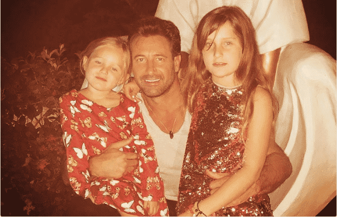 Gabriel Soto y sus dos hijas