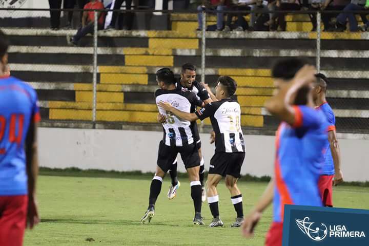 Los caciques barrieron  6 goles por 0