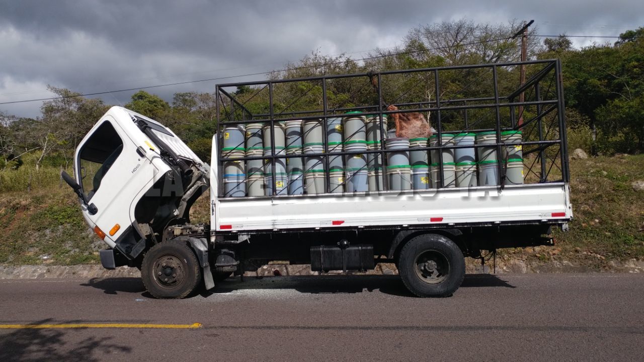 El camión transportaba 150 bidones de aceite