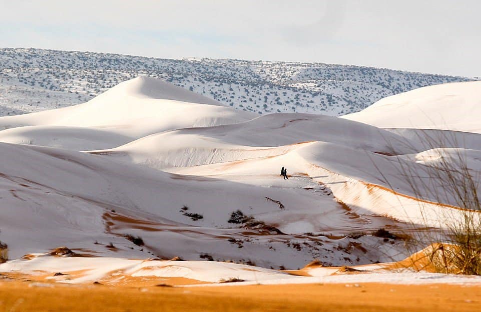 Imágenes de la nieve en el desierto del Sahara