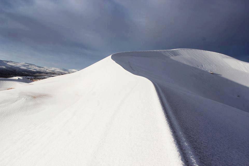 Imágenes de la nieve en el desierto del Sahara