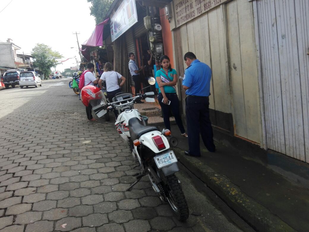 Al abrir el negocio su dueño encontró el portón forzado