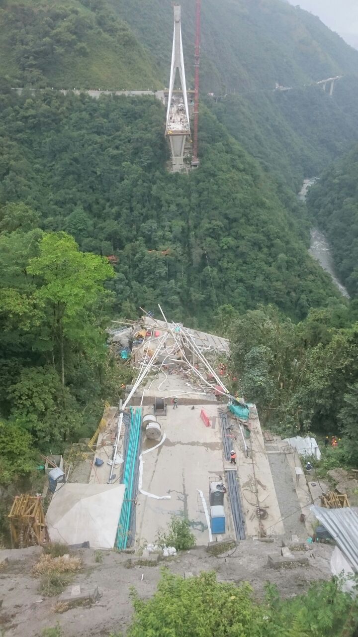 Puente colapsado en Colombia