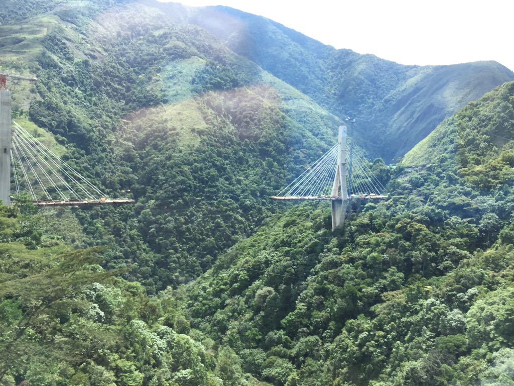 Puente colapsado en Colombia