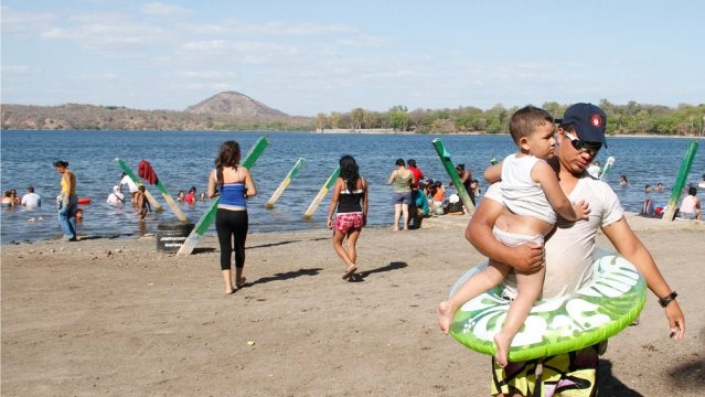 Familias disfrutan de la Laguna de Xiloá