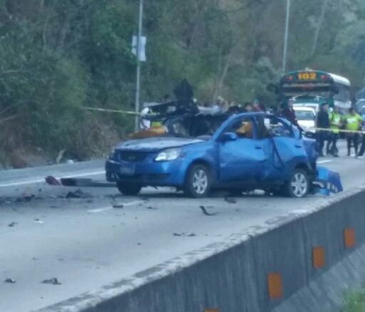 El automóvil explotó cuando dos policías abrieron las puertas para inspeccionarlo