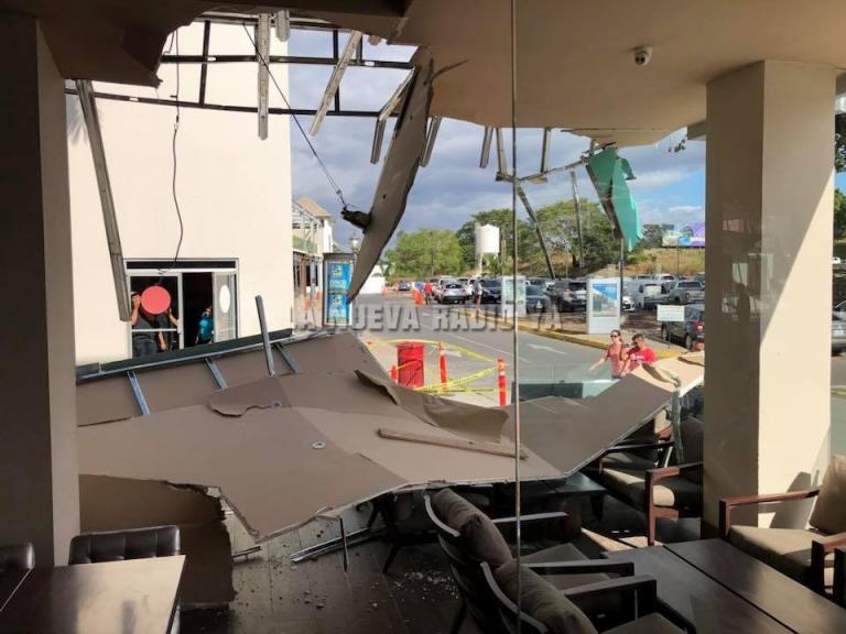 Fachada de Hard Rock Café se desprende, y casi le cae encima a clientes en Galería Santo Domingo