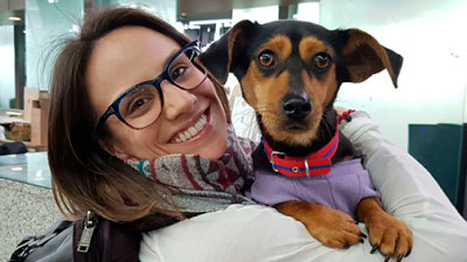 Meagan Duhamel junto al perrito que salvó en Corea del Sur