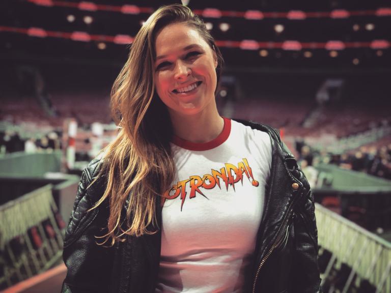 Ronda Rousey hace averías durante su primer día en la lucha libre