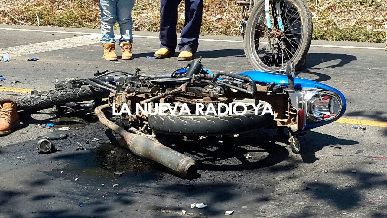 Motociclista falleció al estrellarse contra un furgón al intentar adelantar dos vehículos