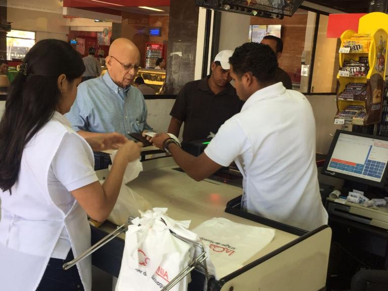 APROQUEN agradece a supermercados La Colonia y sus clientes por apoyar campaña “Dona en Caja”