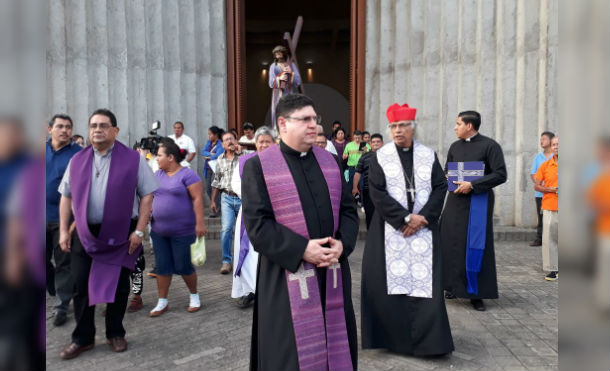 Cardenal Leopoldo Brenes y católicos de Nicaragua participan en viacrucis en segundo viernes de Cuaresma