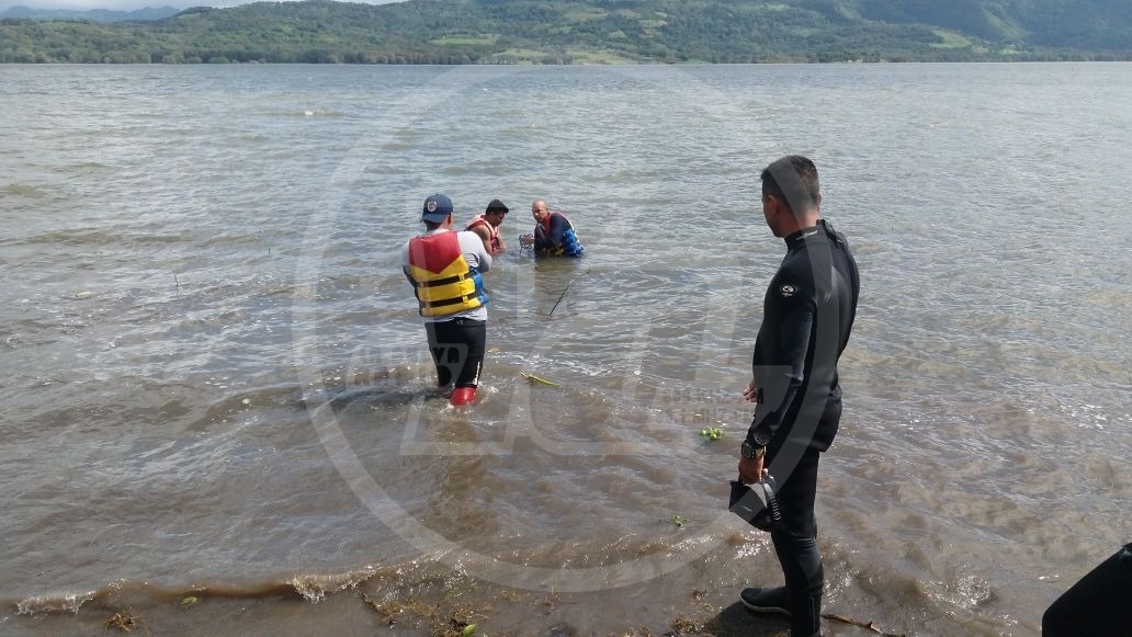 Momentos en que es sacado del agua el cadáver en Apanás