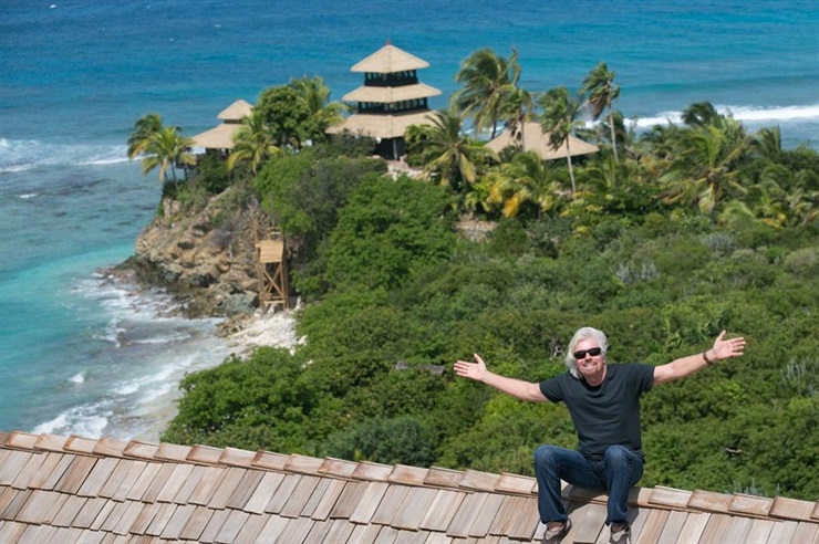 Richard Branson mostrando su islita