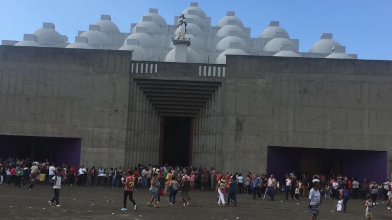 ¡A ritmo de cantos y panderas! feligresía celebra a Santa Ana y a San Joaquín en la Catedral de Managua