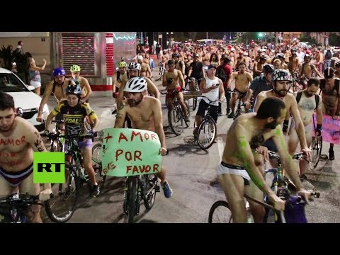 Ciclistas desnudos recorren las calles de Sao Paulo