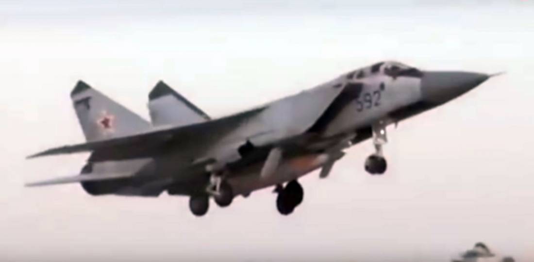 El jet ruso MiG-31 despega con el misil Kinzhal debajo de su panza