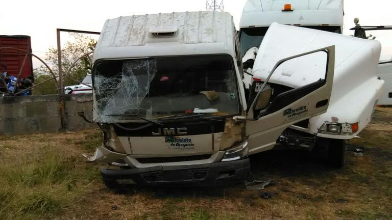 Furgón y camión colisionan y sus conductores salen ilesos en Nagarote, León