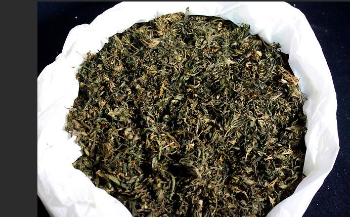 Un sujeto dejó abandonado 22 libras de marihuana, imagen referencial