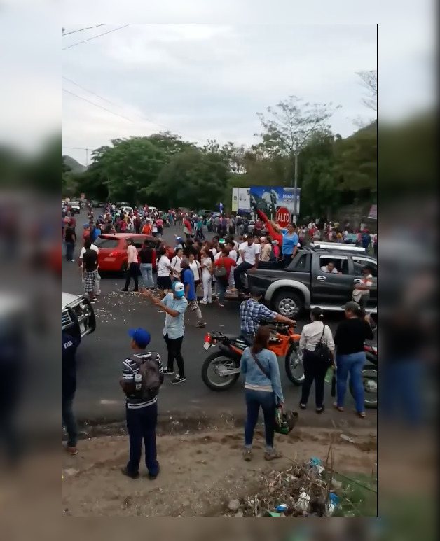 Los vendedores de rosquillas, cajetas, productores y trabajadores tienen 4 días de estar resguardando el empalme de Yalagüina