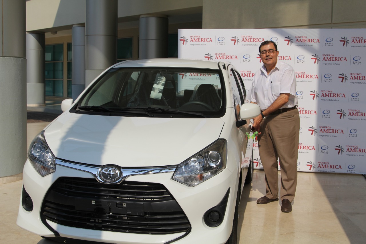 Carlos Rigoberto Canales Somarriba recibiendo su carro nuevo de paquete