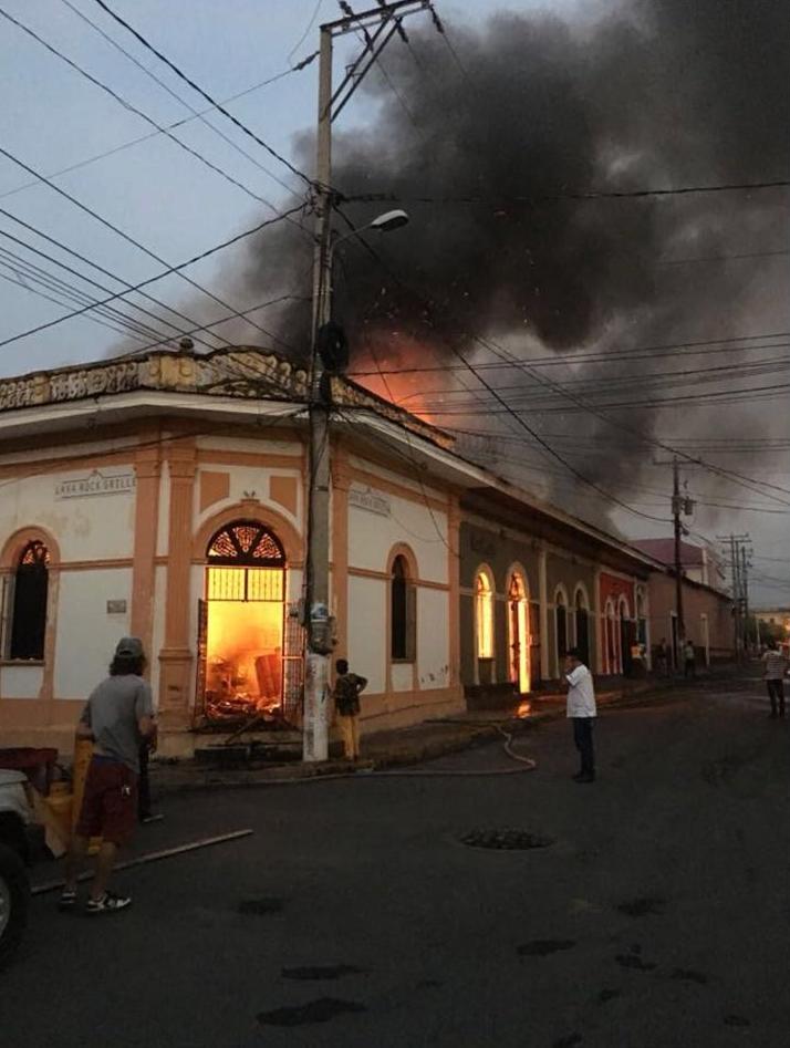 Incendio-devora-cinco-negocios-en-el-centro-histo%CC%81rico-de-Granada-e1525981529850.jpeg